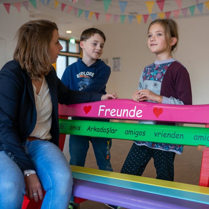 Unsere Freundschaftsbank – Ein besonderer neuer Ort der Begegnung auf unserem Schulgelände