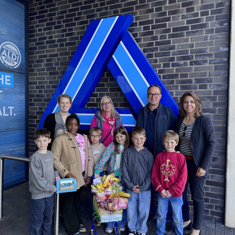 Einkaufsspaß für unsere OGS – ALDI spendet Einkaufswagen