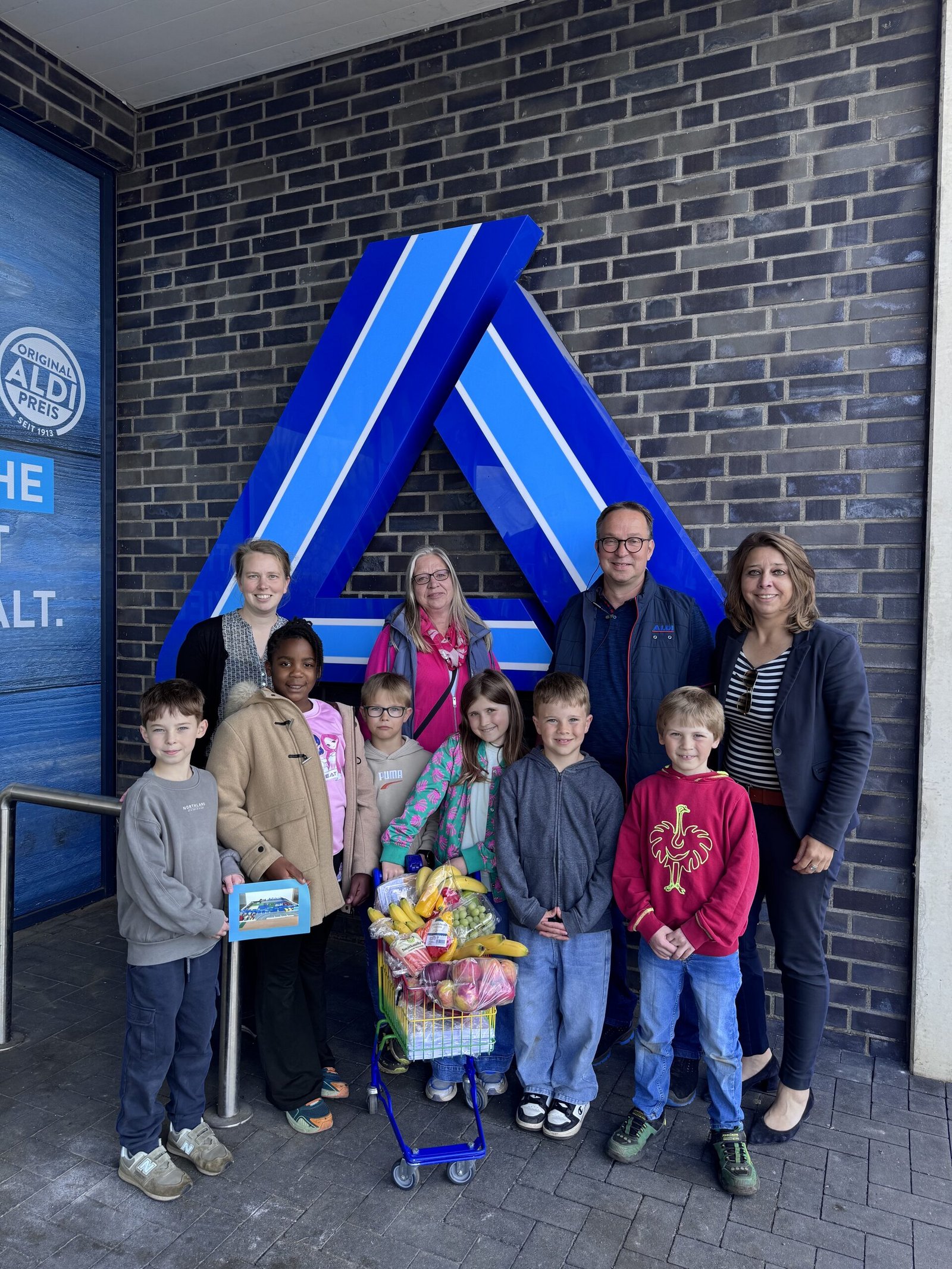 Einkaufsspaß für unsere OGS – ALDI spendet Einkaufswagen