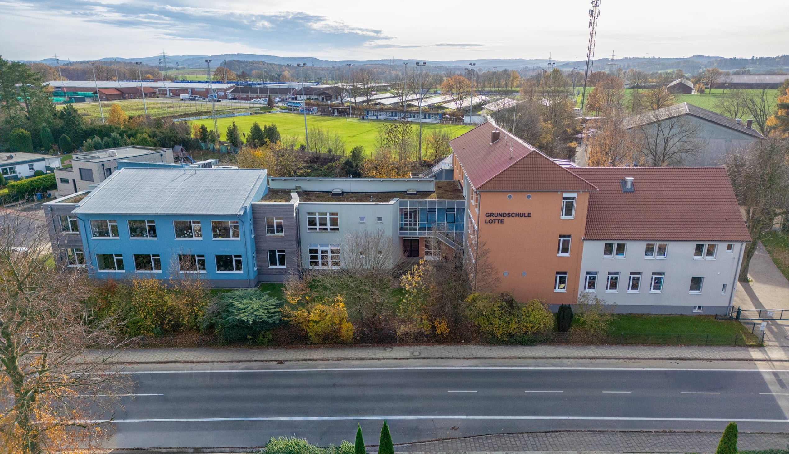 Luftaufnahme der Grundschule Lotte von der Osnabrücker Straße aus
