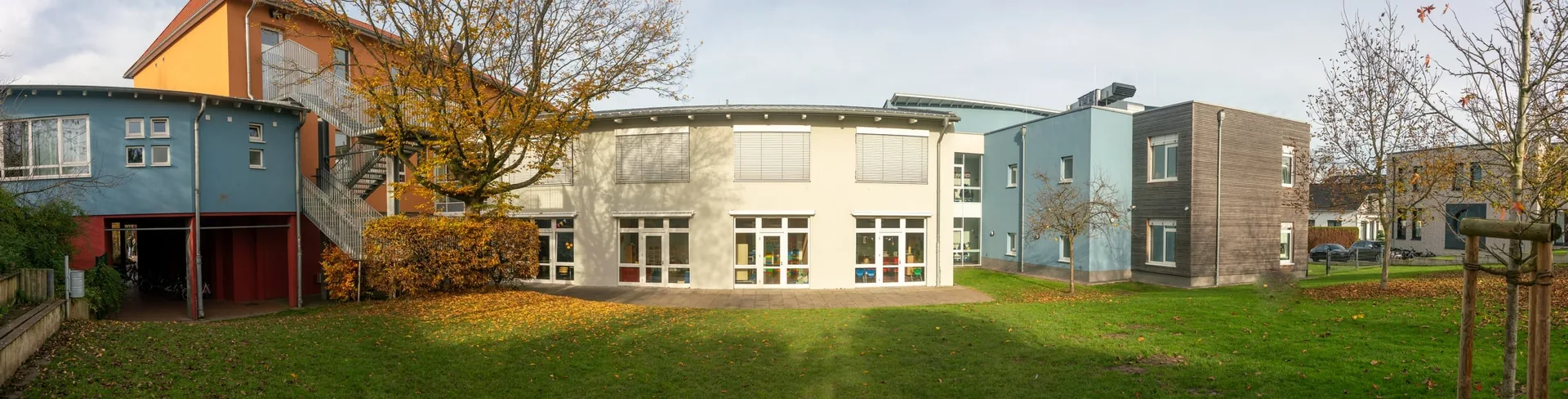 Panorama des Schulgebäudes vom Schulhof aus.